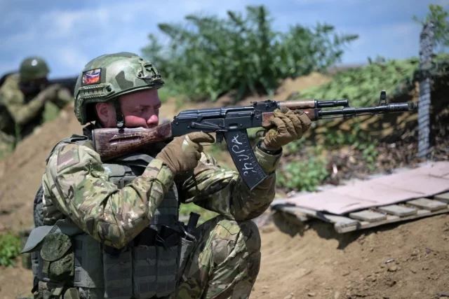 Боевая подготовка штурмовых подразделений разведывательно-штурмовой бригады «Волки», входящей в состав Добровольческого корпуса ВС РФ.