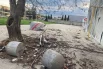 По соседству разбросаны обломки.