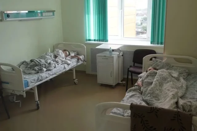 Пострадавших детей разместили в палатах по двое.