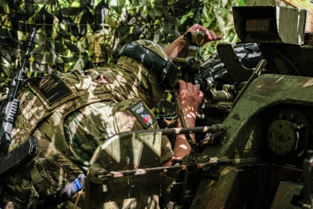 Боевая работа артиллерийского расчёта гаубицы Д-30 на Запорожском направлении в зоне специальной военной операции.