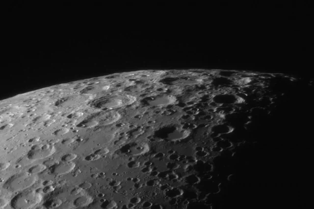 Некоторые участки обратной стороны Луны выглядят не совсем обычно.
