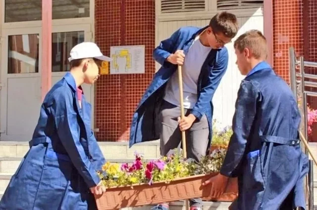 Украсить район, где живёшь, – отличная работа.