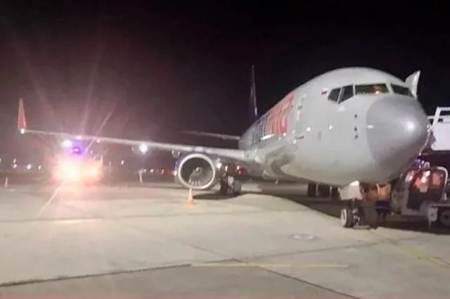 Boeing 737-800 после аварийной посадки в Сочи. 