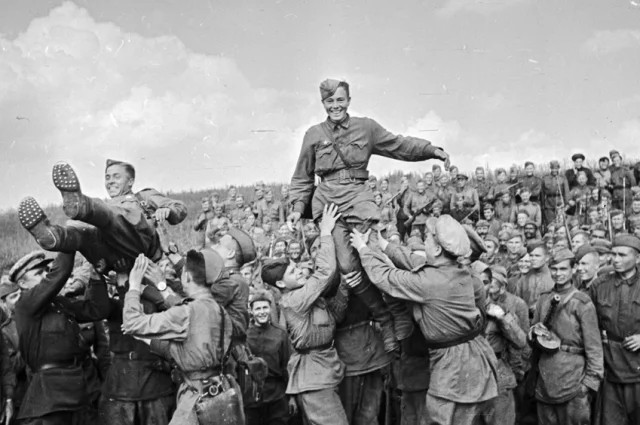 Август 1943 года: так бойцы стрелковой дивизии поздравляли боевых товарищей со званием Героев Советского Союза. На руках качают командира пулемётного взвода Федора Кравченко (слева) и командира Гатаулла Салихова. Оба героя потом воевали до конца войны.