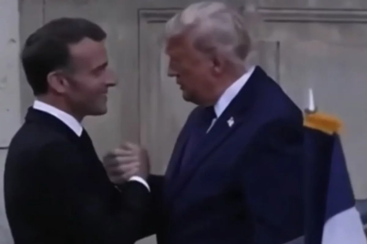 Схватка нарциссов: рукопожатие Макрона и Трампа вылилось в борьбу на руках