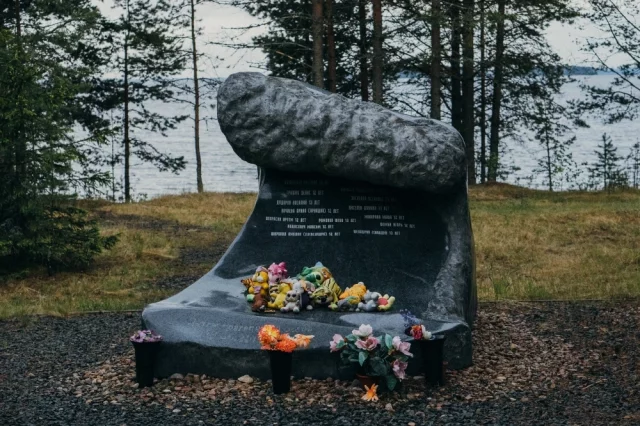 Памятник на берегу Сямозера.