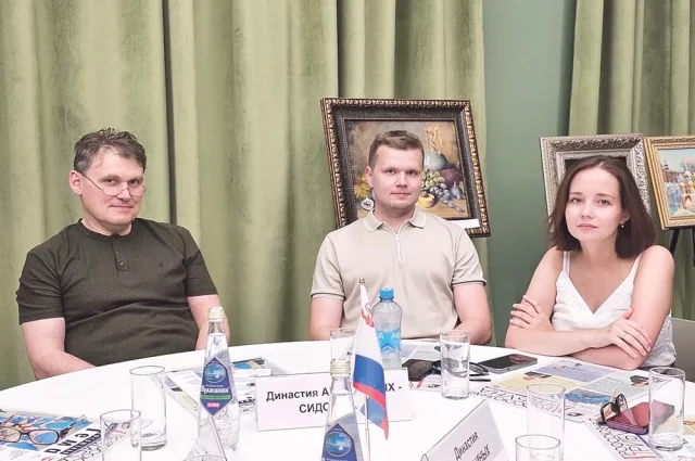 Четвёртое и пятое поколения династии: Михаил Сидоров (крайний слева) и его сын Денис с супругой Алиной.