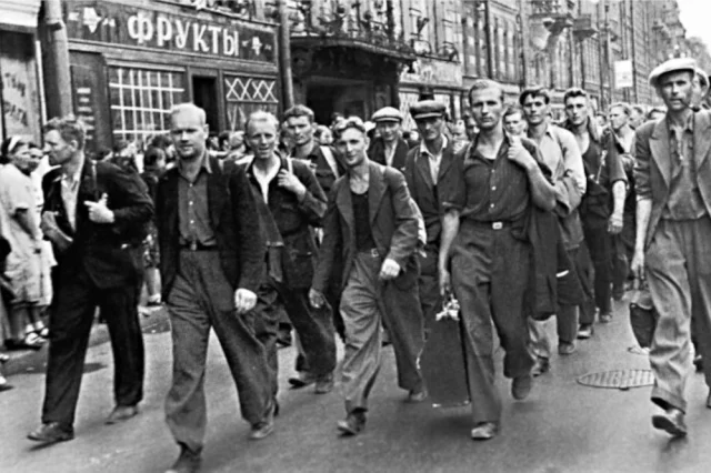 Многие уходили на передовую со школьной скамьи, только-только отметив выпускной.