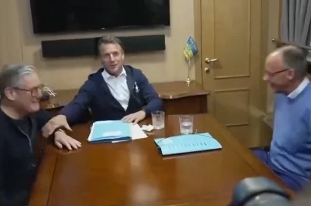 В Сети много шума наделало видео, на котором Макрон, Стармер и Мерц в поезде на пути в Киев судорожно прячут от камер какой-то пакетик с белым порошком и чайную ложку.