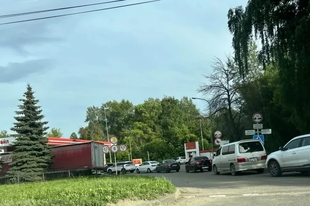 Ситуация усугубляется ажиотажным спросом: водители, опасаясь дефицита, массово закупают топливо, создавая искусственный ажиотаж. 