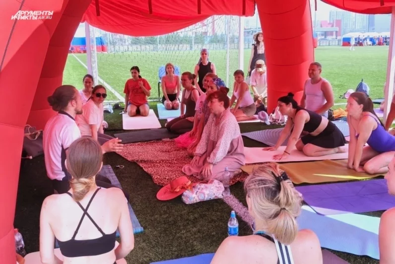 Городская суета сменилась ковриками и практиками на свежем воздухе.