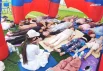 Практики под открытым небом подарили отдых телу и душе — на поле развернулся настоящий праздник спокойствия.