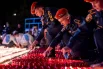 В течение нескольких часов активисты движения «Волонтёры Победы» и неравнодушные москвичи бережно собирали масштабную огненную картину из восьми тысяч зажжённых свечей.