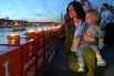 На Крымской набережной традиционно зажгли 1418 свечей в рамках многолетней мемориальной акции «Линия памяти», где каждый огонек символизирует один день Великой Отечественной войны.