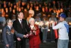 Главная же «Свеча памяти» была зажжена у Музея Победы на Поклонной горе, где из десятков тысяч свечей волонтеры выложили масштабную огненную картину — силуэт советского защитника Родины и легендарный плакат «Родина-мать зовет!».
