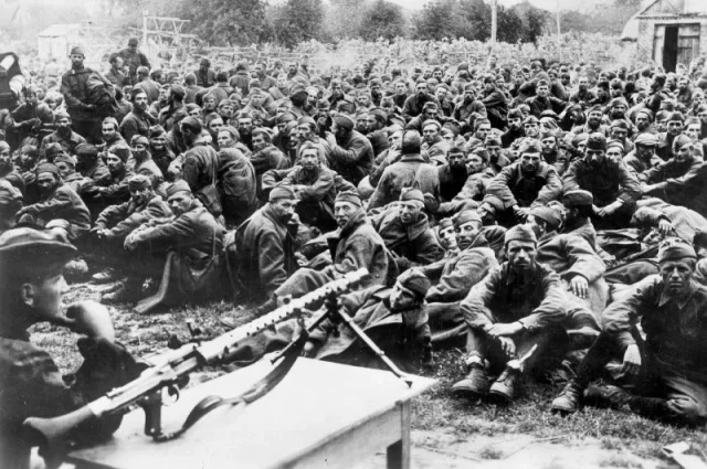 Советские военнопленные, попавшие в плен под Киевом. 1941 год