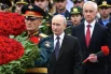 Президент РФ Владимир Путин и министр обороны РФ Андрей Белоусов (справа) на церемонии возложения цветов к Могиле Неизвестного Солдата в Александровском саду.