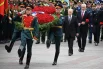 Президент РФ Владимир Путин и министр обороны РФ Андрей Белоусов на церемонии возложения цветов к Могиле Неизвестного Солдата в Александровском саду.