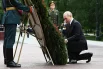 Президент РФ Владимир Путин на церемонии возложения цветов к Могиле Неизвестного Солдата в Александровском саду