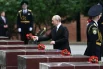 Президент РФ Владимир Путин возлагает цветы к тумбам городов-героев в Александровском саду в Москве на церемонии в День памяти и скорби.