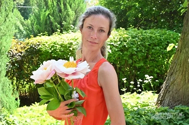 Юлия с пионами из своей уникальной коллекции. «Это сорт Лидочка моих друзей — Анны Бори- совны Ворошиловой и Ольги Макаренко».