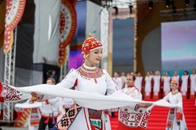Празднование Дня республики – прекрасный повод полюбоваться на бескрайнюю Волгу, прикоснуться к легендарной Вышитой карте, услышать край ста тысяч песен.