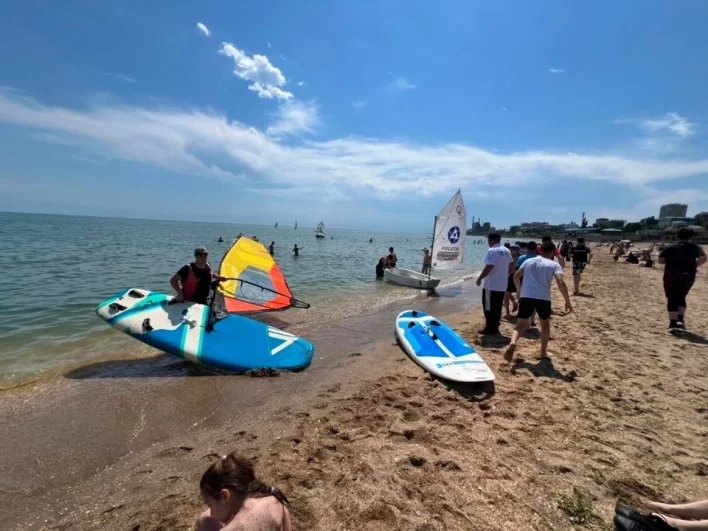 В это же время на воде тоже устроили свои соревнования.