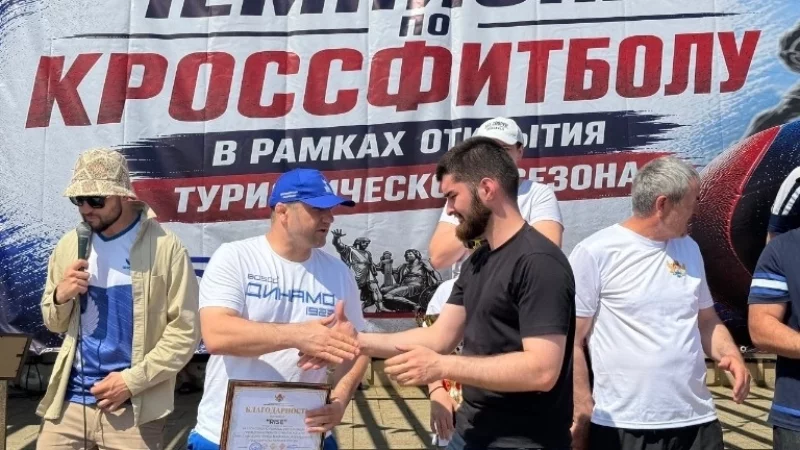 Поздравил победителей начальник управления спорта Махачкалы Мурад Мирзагаджиев.