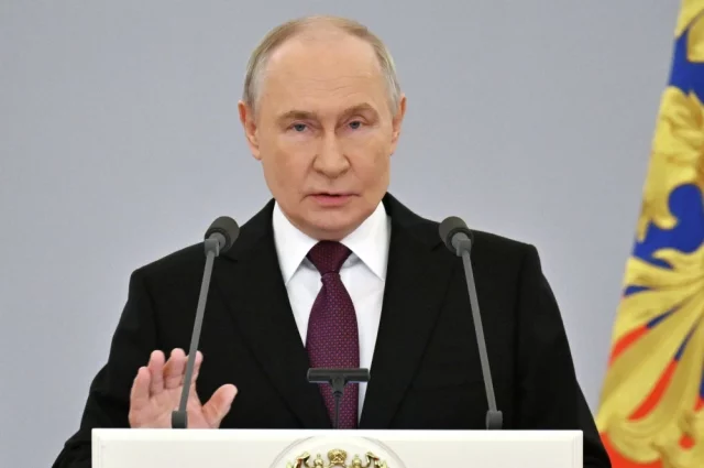 Президент РФ Владимир Путин выступает на встрече с выпускниками вузов Минобороны, МЧС, ФСБ, ФСО, Росгвардии, МВД, Следственного комитета и ФСИН