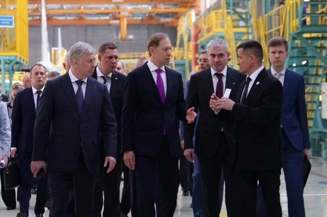 Денис Мантуров и Алексей Русских на производственной площадке предприятия.