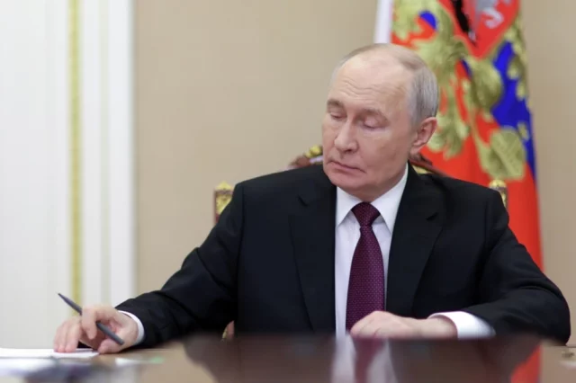 Президент РФ Владимир Путин проводит в режиме видеоконфереции совещание с членами правительства РФ.
