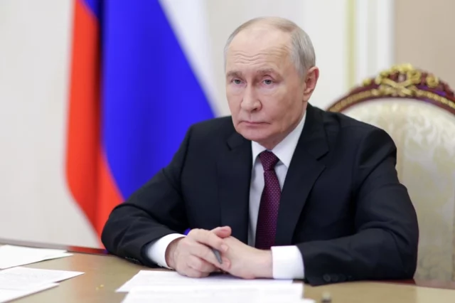 Президент РФ Владимир Путин проводит в режиме видеоконфереции совещание с членами правительства РФ.