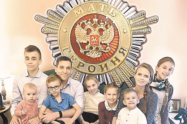 Слева направо: Гилем с Женевьевой, Фабрис с Танкредом, Инес, Зинаида, Изабель с Энгерраном, Мадлен.