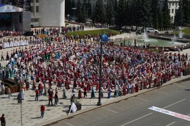Фестиваль открылся большим хороводом в центре Уфы.