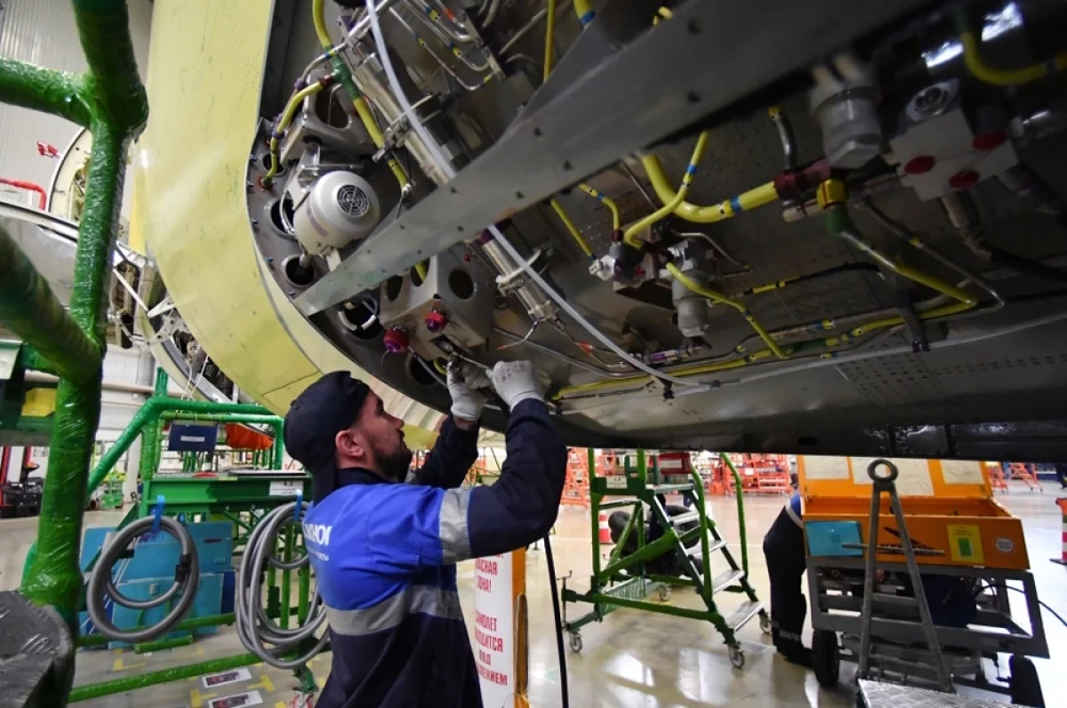 Путин осмотрел кабину импортозамещенного SJ-100 с места пилота