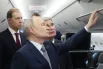 Президент РФ Владимир Путин осматривает салон российского ближнемагистрального пассажирского самолета «Суперджет-100». Слева: первый заместитель председателя правительства РФ Денис Мантуров. 