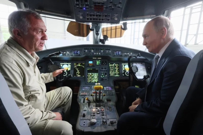 Президент РФ Владимир Путин в кабине пилота регионального пассажирского турбовинтового самолета российского производства Ил-114-300. Президент осматривает образцы самолетов в ангаре Лётно-исследовательского института имени М. М. Громова в Жуковском.
