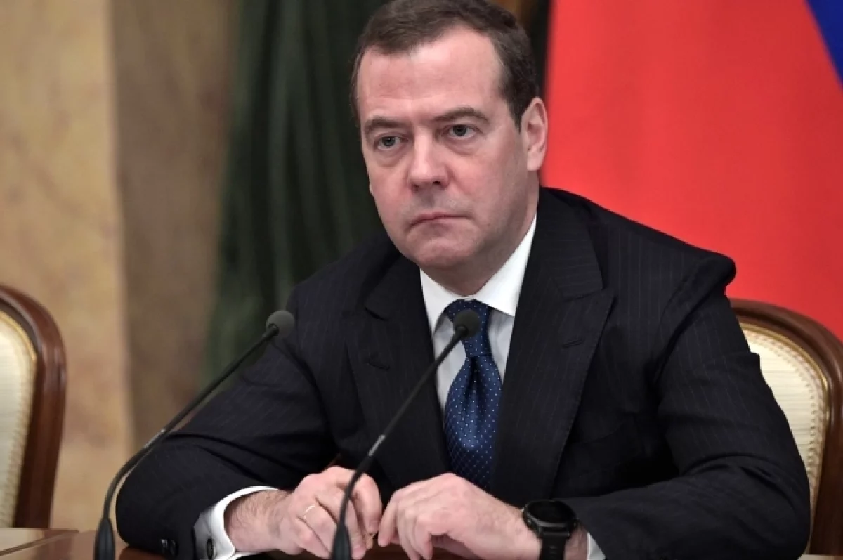 Медведев назвал Украину управляемой кукловодами страной без суверенитета