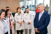 Глава города отметил, что системное внедрение московского онкологического стандарта позволило поднять качество ранней диагностики рака до 67,8% и снизить смертность пациентов в первый год после постановки диагноза почти в полтора раза. Создание подобных современных стационаров нацелено на то, чтобы закрепить эти успехи и спасти тысячи жизней.
