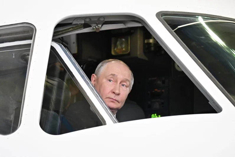 Президент РФ Владимир Путин в кабине пилота российского среднемагистрального пассажирского самолета МС-21-300.
