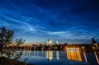 Серебристые облака с жемчужно-голубым отливом в небе над Псковской областью