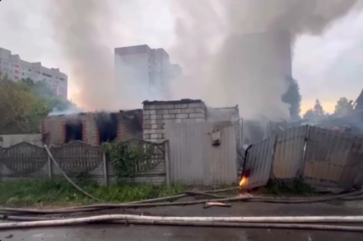 Брянские пожарные потушили большой пожар в Володарском районе
