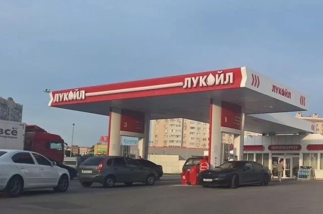 При этом запасы топлива, по официальным данным, достаточны для покрытия спроса, а федеральные меры — запрет экспорта и ослабление требований к качеству — уже дают эффект. 