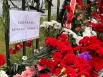 У стихийного мемориала уже больше сотни цветов. 