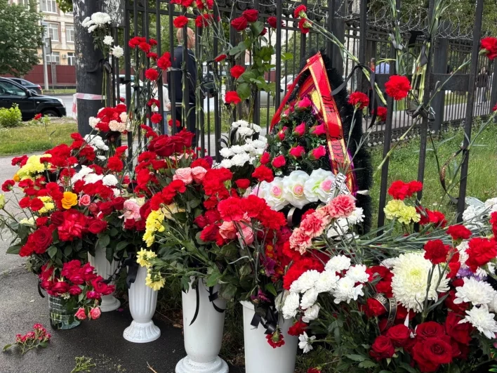 На ленте одного из венков написано: Погибшим работникам от воронежцев.