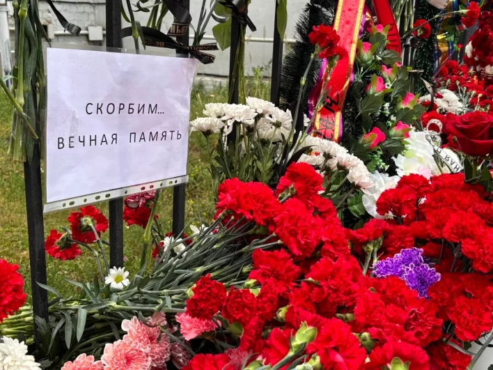 У стихийного мемориала уже больше сотни цветов. 