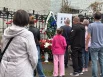 На ограждении предприятия разместили стенд с фотографиями жертв ракетной атаки ВСУ. 