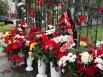 На ленте одного из венков написано: Погибшим работникам от воронежцев.