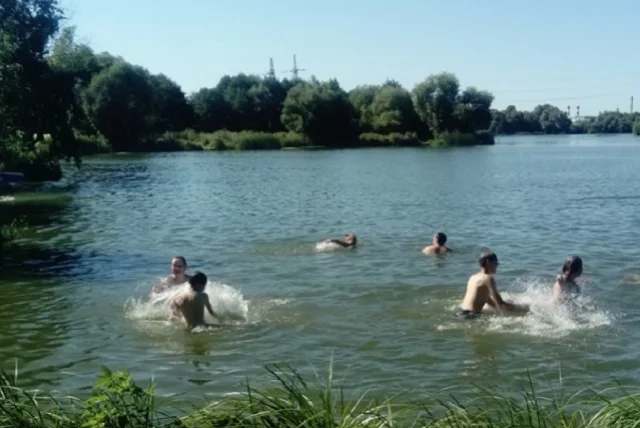 Дети должны купаться под присмотром взрослых.