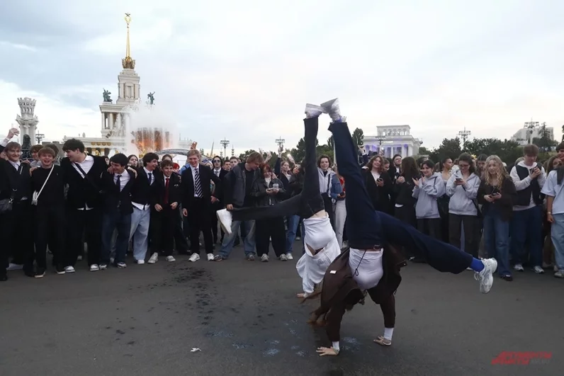 Танцевальное шоу развернулось прямо перед Центральным павильоном и фонтаном «Каменный цветок»: сложные акробатические трюки добавили празднику атмосферы уличной свободы.